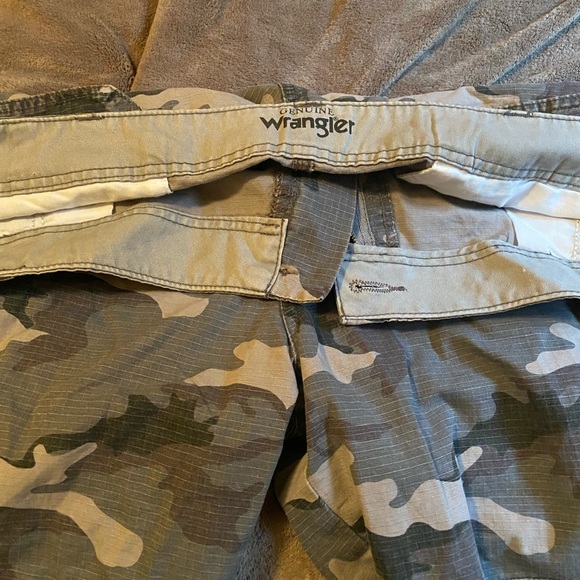 Mens camo wrangler shorts - Picture 3 of 3